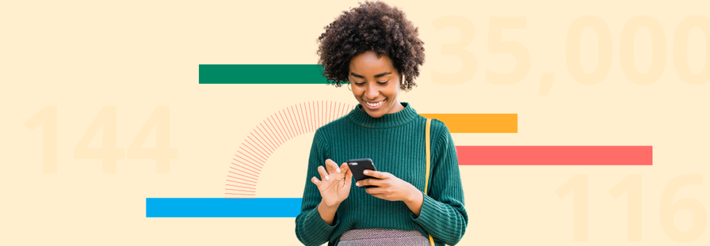 Mujer mirando su celular y revisando su Aplicación Bancanet